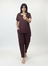 Load image into Gallery viewer, 8079 Relaxed Tapered Pants Chocolate
