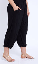 Load image into Gallery viewer, 7293 black three quarter pants
