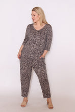 Load image into Gallery viewer, 7853 Brown leopard prints pants
