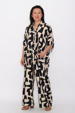 Load image into Gallery viewer, 8032Black Abstract Hi-Low Shirt &amp; 7972 Black Abstract
