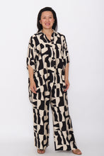 Load image into Gallery viewer, 8032Black Abstract Hi-Low Shirt &amp; 7972 Black Abstract
