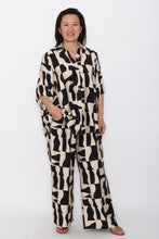 Load image into Gallery viewer, 8032Black Abstract Hi-Low Shirt &amp; 7972 Black Abstract
