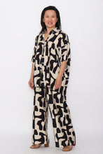 Load image into Gallery viewer, 8032Black Abstract Hi-Low Shirt &amp; 7972 Black Abstract

