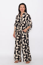 Load image into Gallery viewer, 8032Black Abstract Hi-Low Shirt &amp; 7972 Black Abstract
