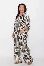 Load image into Gallery viewer, 8032 Black Geo with Cream Hi-Low shirt &amp; 7972  Wide-Leg pants
