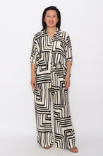 Load image into Gallery viewer, 8032 Black Geo with Cream Hi-Low shirt &amp; 7972  Wide-Leg pants
