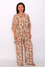 Load image into Gallery viewer, 8032 Mocca with beige Hi-Low shirt &amp;  7972 Mocca with Beige pants

