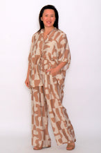 Load image into Gallery viewer, 8032 Mocca with beige Hi-Low shirt &amp;  7972 Mocca with Beige pants
