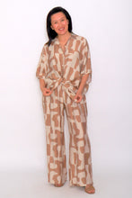 Load image into Gallery viewer, 8032 Mocca with beige Hi-Low shirt &amp;  7972 Mocca with Beige pants
