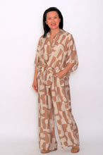 Load image into Gallery viewer, 8032 Mocca with beige Hi-Low shirt &amp;  7972 Mocca with Beige pants
