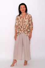 Load image into Gallery viewer, 8032 Hi-Low Mocca with beige shirt &amp; 7735 Beige pants
