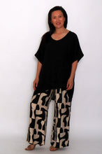Load image into Gallery viewer, 7919 Black Hi-Low Top &amp; 7972 Black Abstract Pants
