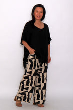 Load image into Gallery viewer, 7919 Black Hi-Low Top &amp; 7972 Black Abstract Pants
