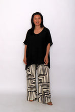 Load image into Gallery viewer, 7919 black Hi-Low Top &amp; 7972 Black Geo Pants
