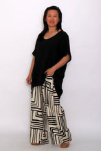 Load image into Gallery viewer, 7919 black Hi-Low Top &amp; 7972 Black Geo Pants

