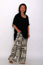 Load image into Gallery viewer, 7919 black Hi-Low Top &amp; 7972 Black Geo Pants

