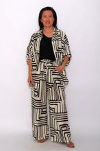 Load image into Gallery viewer, 7919 black Hi-Low Top &amp; 7972 Black Geo Pants
