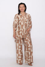 Load image into Gallery viewer, 8032 Mocca with beige Hi-Low shirt &amp;  7972 Mocca with Beige pants
