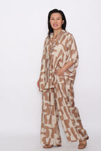 Load image into Gallery viewer, 8032 Mocca with beige Hi-Low shirt &amp;  7972 Mocca with Beige pants
