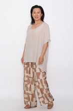 Load image into Gallery viewer, 7919 Beige Hi-Low top &amp; 7972 Mocca Wide-Leg pants
