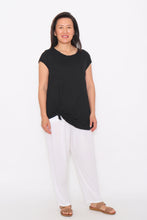 Load image into Gallery viewer, 7761 Tunic black &amp; 7812 Pants white

