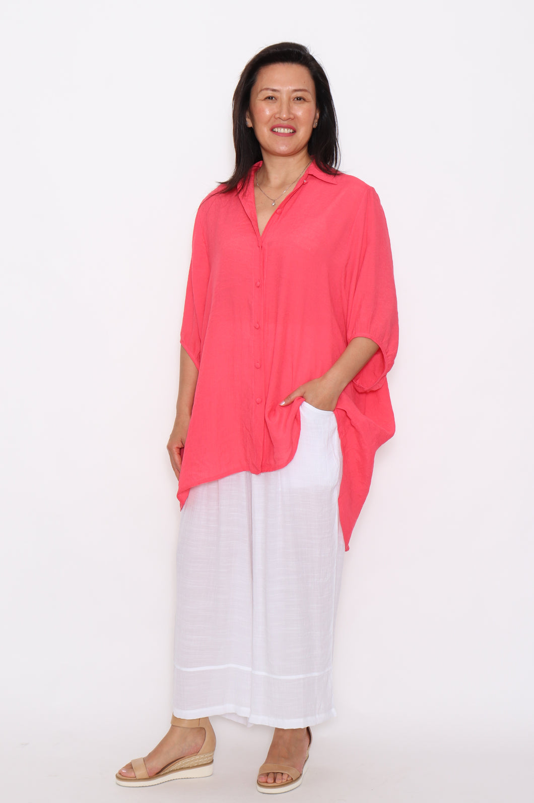 7451 Coral Hi-low shirt & 7735 white Wide-leg pants