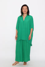 Load image into Gallery viewer, 7451 Hi-Low button up shirt &amp; 7735 Wide-Leg pants Christmas Green
